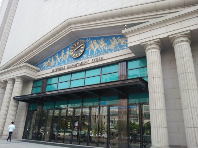 現代百貨店中洞店の出入口